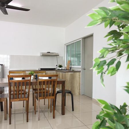 Cozy 3-Bedroom Condo With Pool - Seri Kembangan Exteriör bild