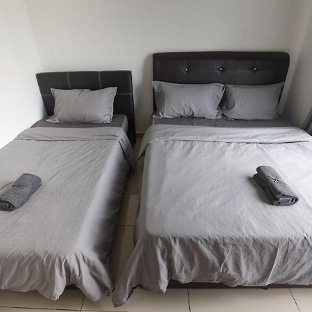 Cozy 3-Bedroom Condo With Pool - Seri Kembangan Exteriör bild