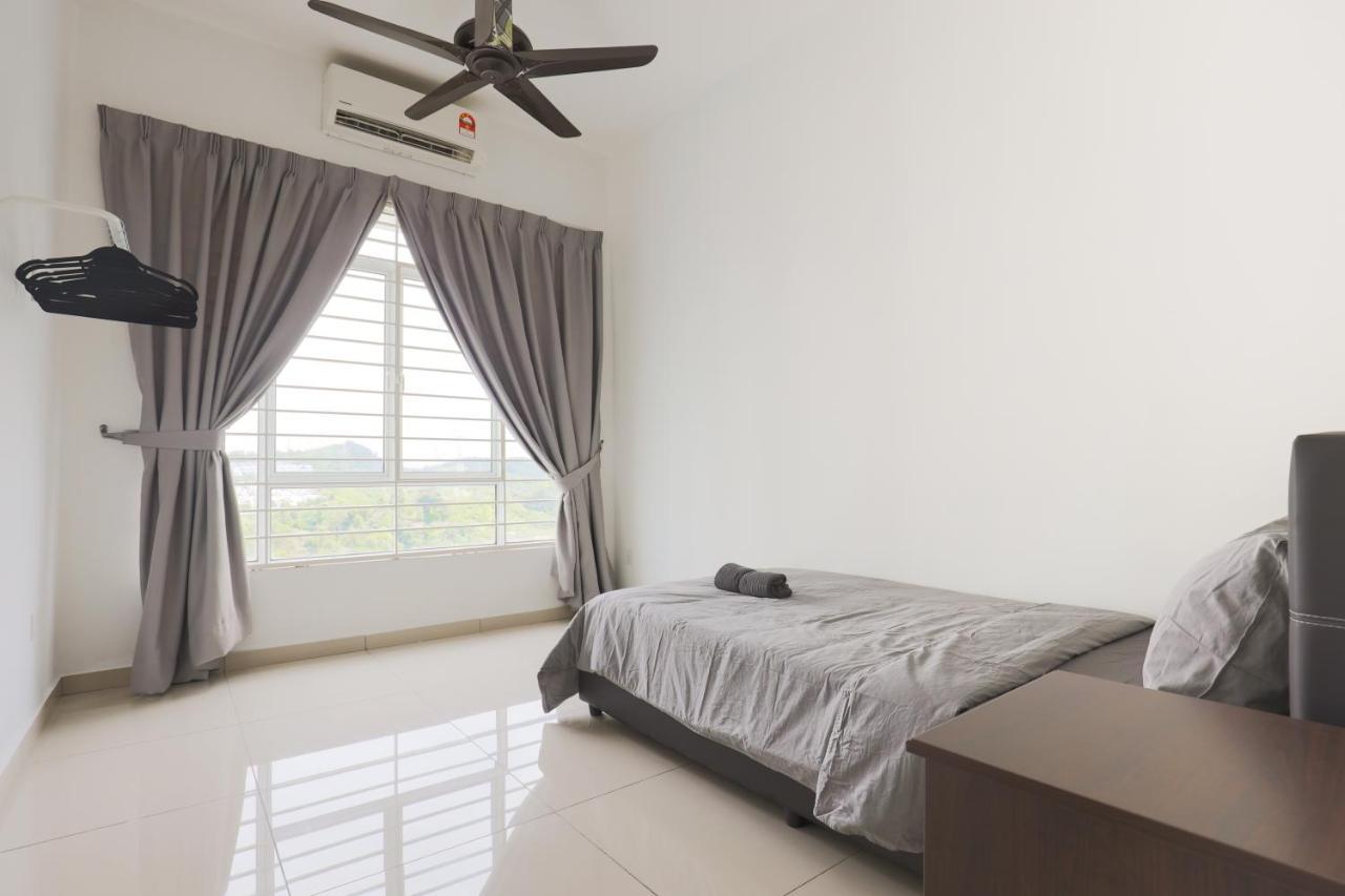Cozy 3-Bedroom Condo With Pool - Seri Kembangan Exteriör bild