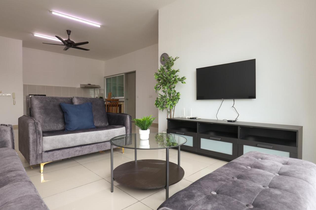 Cozy 3-Bedroom Condo With Pool - Seri Kembangan Exteriör bild