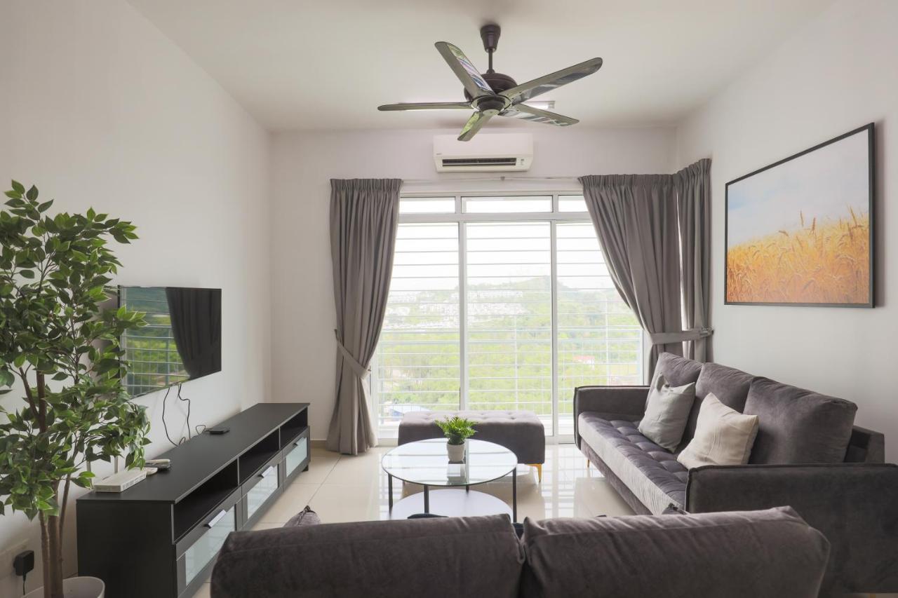 Cozy 3-Bedroom Condo With Pool - Seri Kembangan Exteriör bild