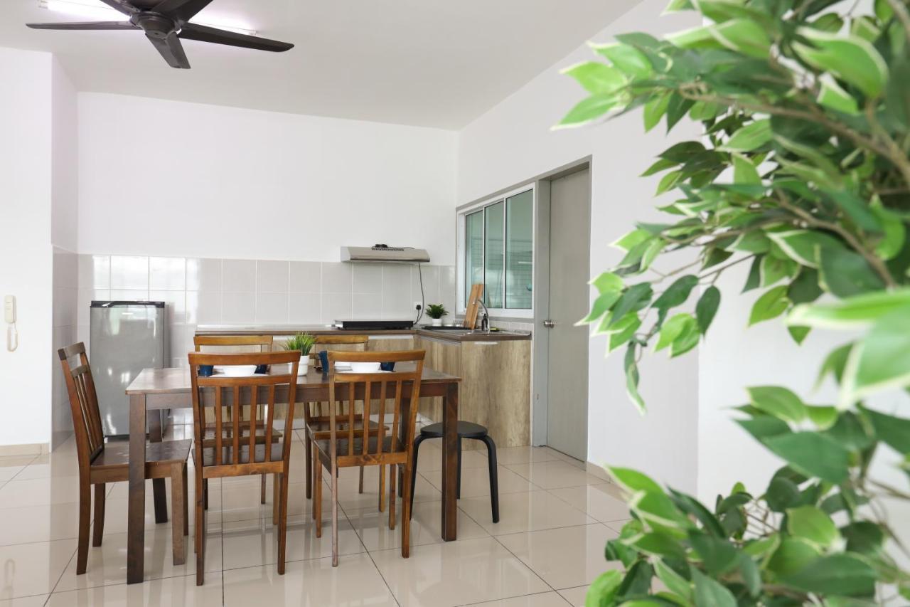 Cozy 3-Bedroom Condo With Pool - Seri Kembangan Exteriör bild