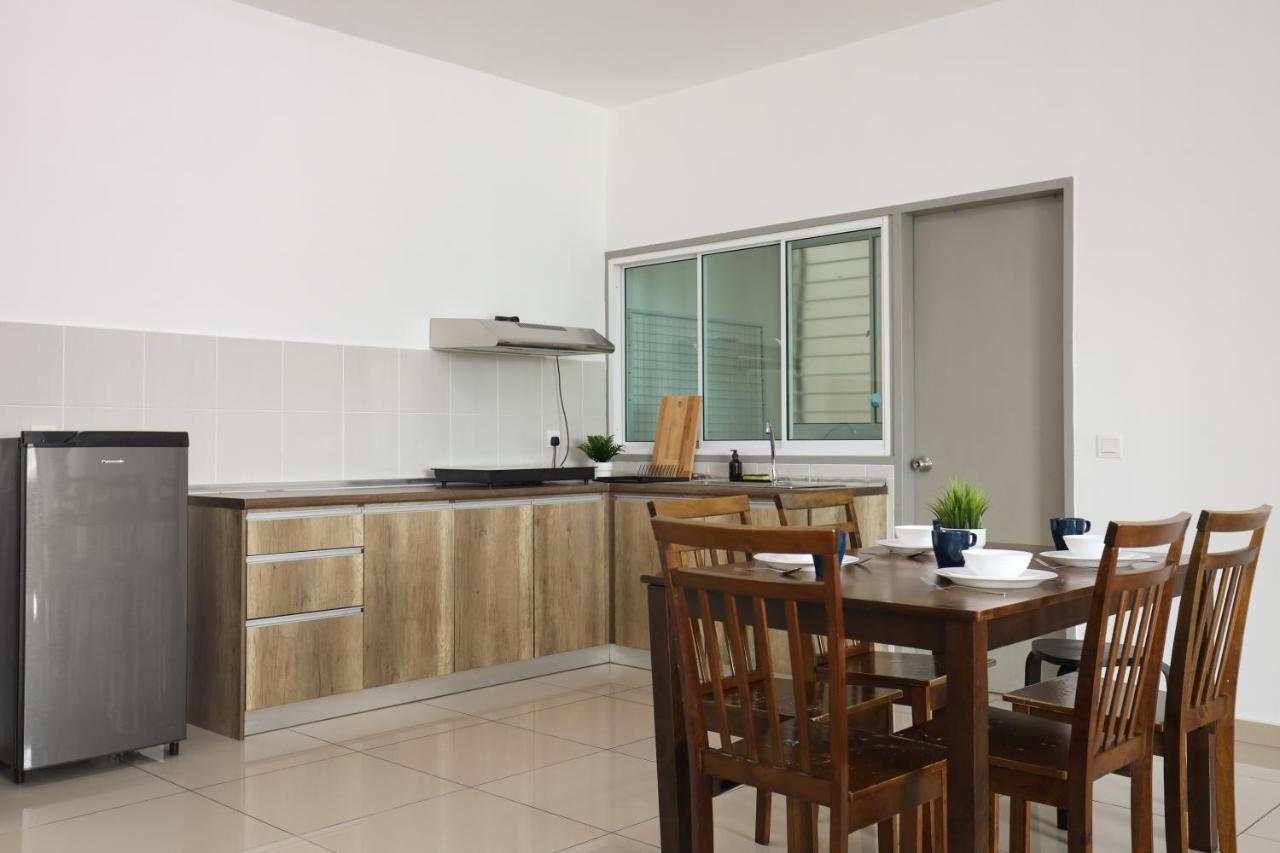 Cozy 3-Bedroom Condo With Pool - Seri Kembangan Exteriör bild