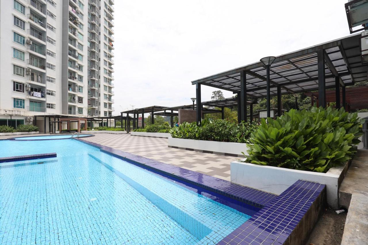 Cozy 3-Bedroom Condo With Pool - Seri Kembangan Exteriör bild