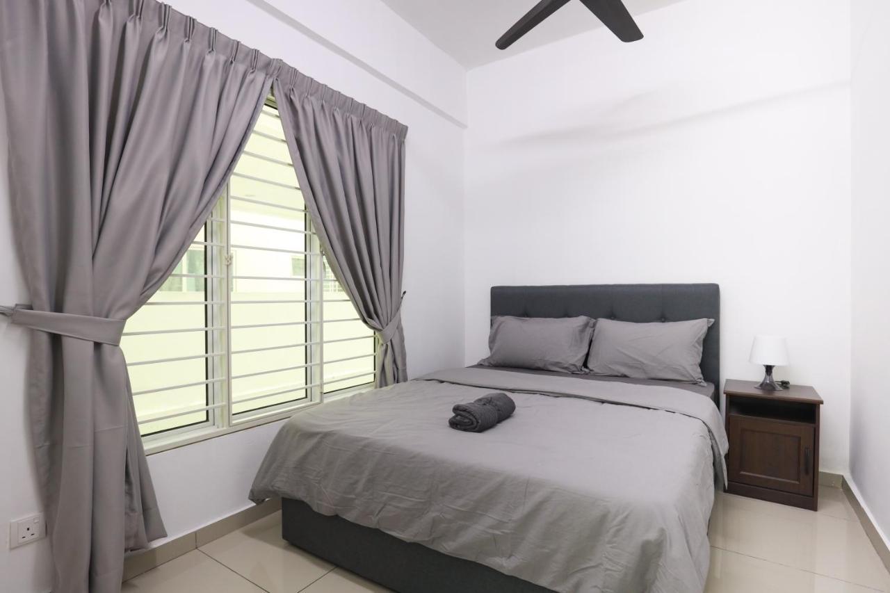Cozy 3-Bedroom Condo With Pool - Seri Kembangan Exteriör bild