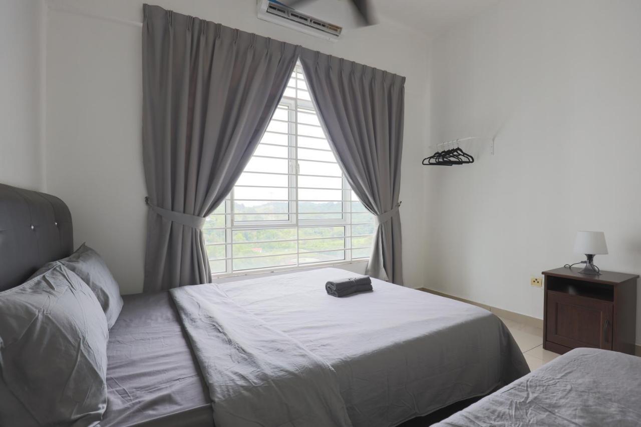 Cozy 3-Bedroom Condo With Pool - Seri Kembangan Exteriör bild