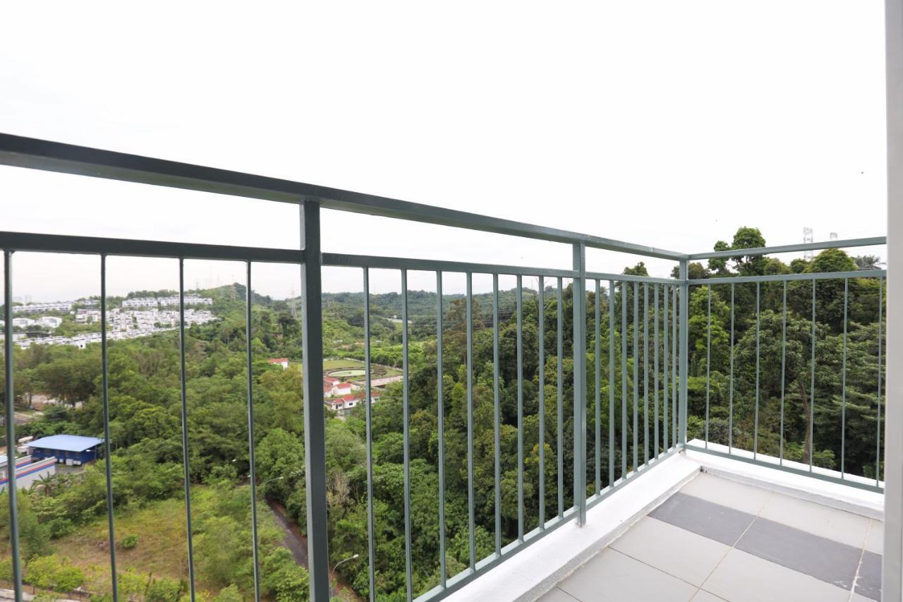 Cozy 3-Bedroom Condo With Pool - Seri Kembangan Exteriör bild