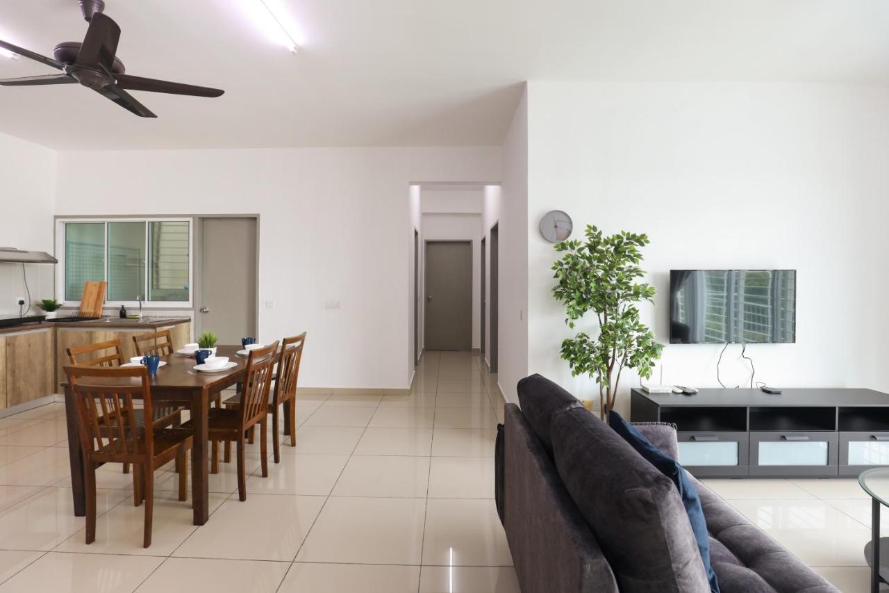 Cozy 3-Bedroom Condo With Pool - Seri Kembangan Exteriör bild